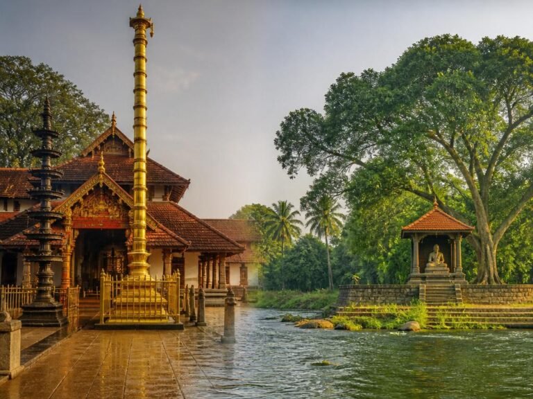 Cinematic view of the sacred Guruvayoor - Kalady - Trivandrum pilgrimage — India temple photography